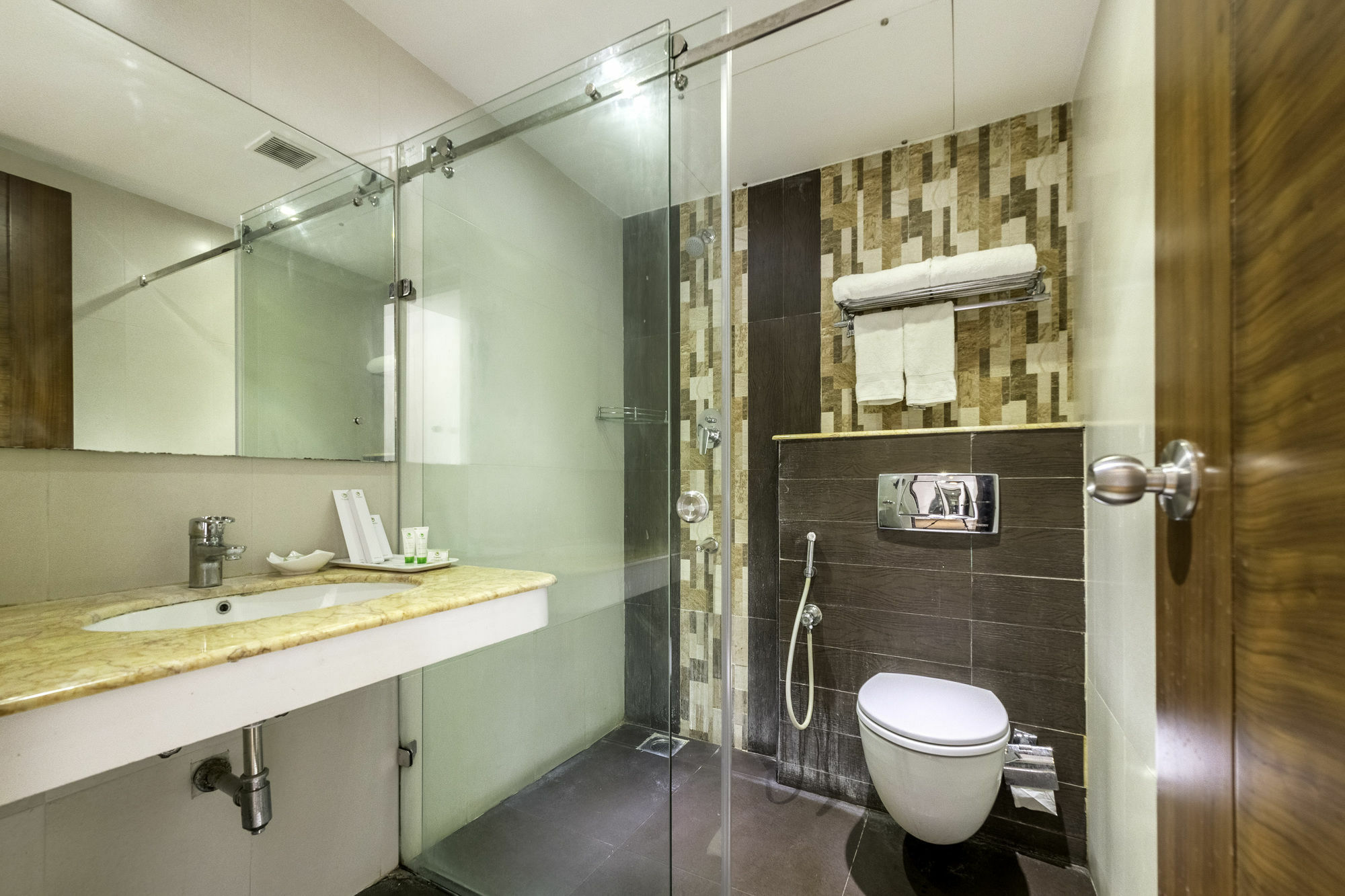 Treebo Trend J'S Five Two Boutique Otel Chennai Dış mekan fotoğraf